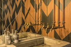 Фото интерьера санузла ресторана в стиле китч