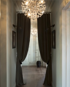 Фото интерьера входной зоны квартиры в стиле неоклассика