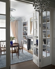 Фото интерьера каминной квартиры в стиле неоклассика