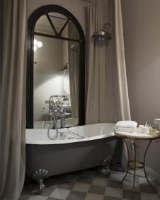 Фото интерьера ванной комнаты квартиры в стиле неоклассика