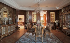 Фото интерьера столовой дома в дворцовом стиле