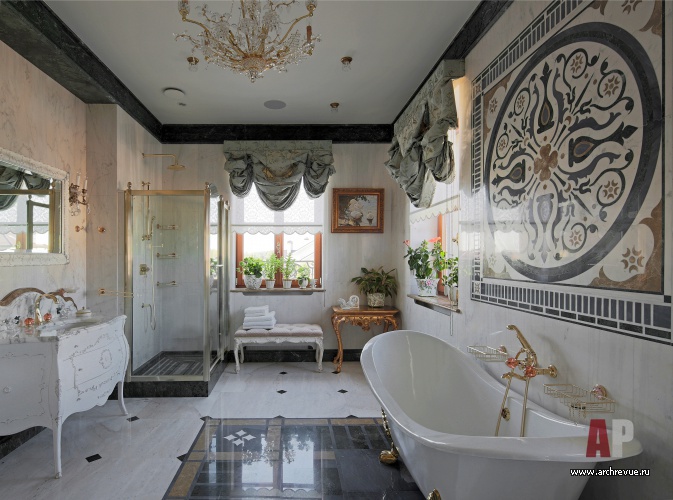 Фото интерьера ванной комнаты дома в дворцовом стиле