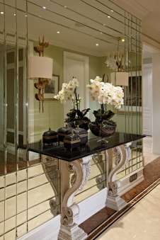 Фото интерьера входной зоны квартиры в стиле неоклассика