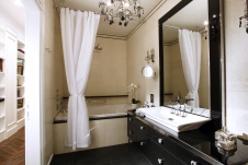 Фото интерьера ванной квартиры в классическом стиле