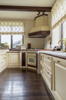 Фото интерьера кухни дома в стиле шале