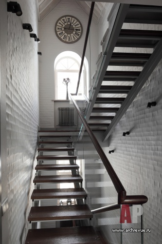 Фото интерьера лестничного холла дома в стиле фьюжн