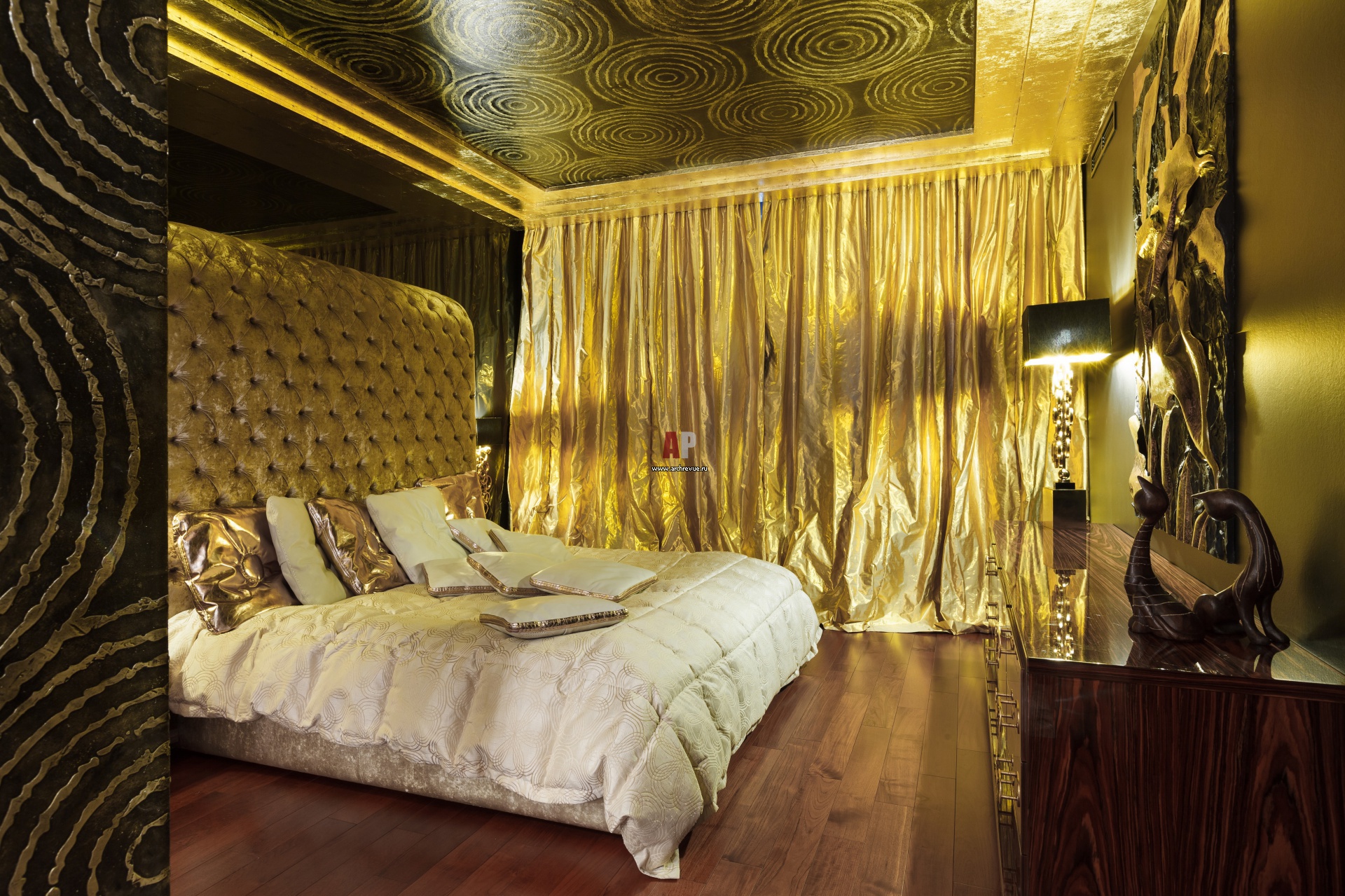 Золотой цвет стен. Спальня в золотистых тонах. Золотой интерьер. Золотая стена. Интерьер с золотом.