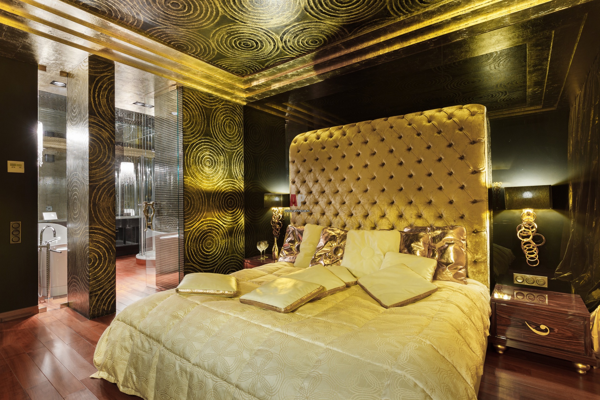 Дом золотого цвета. Спальня в стиле арт деко. Стиль арт-деко с золотом спальня. Интерьер спальни в стиле арт деко. Золотой интерьер.