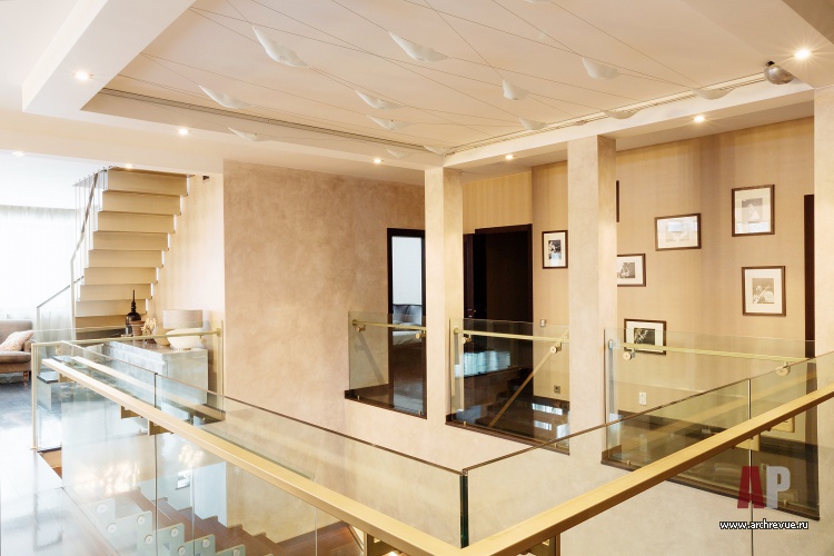 Фото интерьера лестницы дома в современном стиле