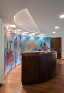 Фото интерьера входной зоны офиса в классическом стиле Фото интерьера зоны ресепшен офиса в классическом стиле