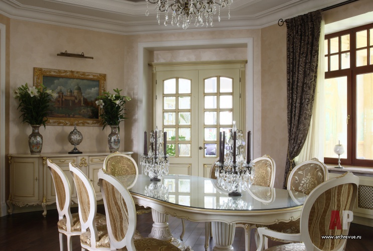 Фото интерьера столовой дома в классическом стиле