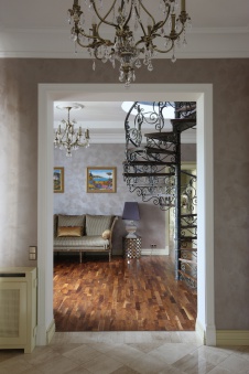 Фото интерьера лестницы дома в классическом стиле