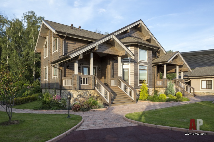 Фото фасада деревянного дома в стиле неоклассика