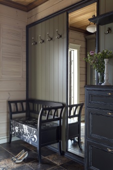 Фото интерьера входной зоны деревянного дома в стиле неоклассика