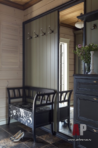 Фото интерьера входной зоны деревянного дома в стиле неоклассика
