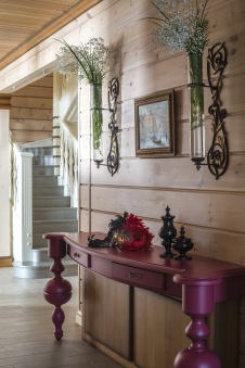 Фото интерьера входной зоны деревянного дома в стиле неоклассика