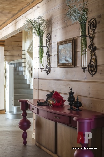 Фото интерьера входной зоны деревянного дома в стиле неоклассика