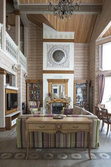 Фото интерьера гостиной деревянного дома в стиле неоклассика