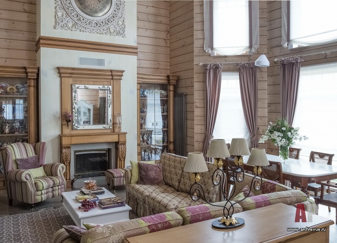 Фото интерьера каминной деревянного дома в стиле неоклассика