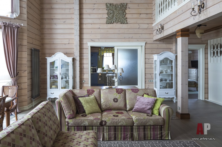 Фото интерьера гостиной деревянного дома в стиле неоклассика
