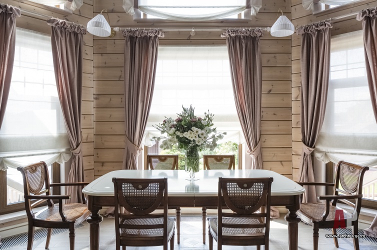 Фото интерьера столовой деревянного дома в стиле неоклассика