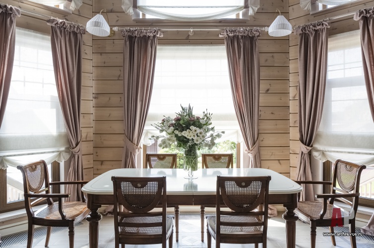 Фото интерьера столовой деревянного дома в стиле неоклассика