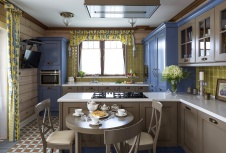Фото интерьера кухни деревянного дома в стиле неоклассика