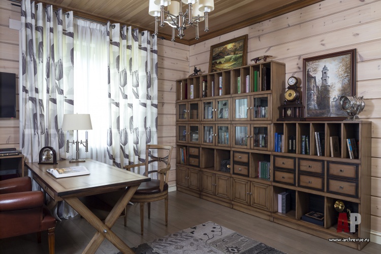 Фото интерьера библиотеки деревянного дома в стиле неоклассика Фото интерьера кабинета деревянного дома в стиле неоклассика