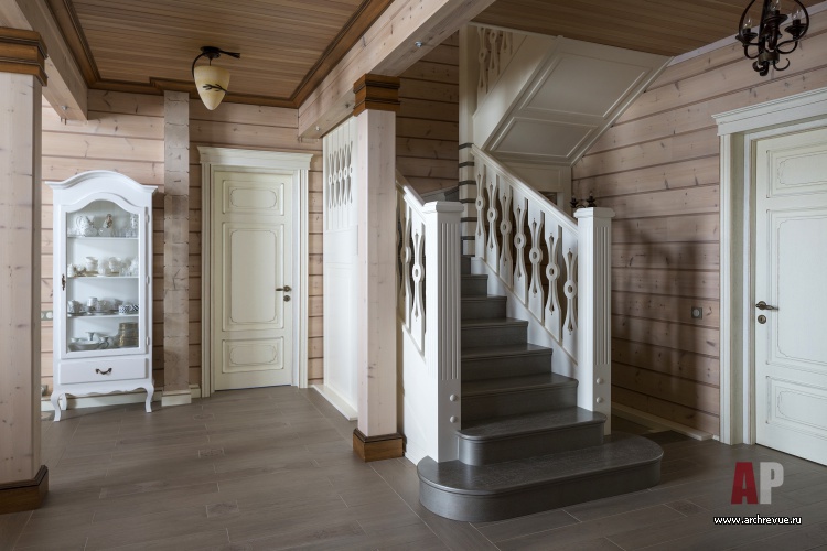 Фото интерьера лестничного холла деревянного дома в стиле неоклассика Фото интерьера лестницы деревянного дома в стиле неоклассика