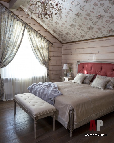 Фото интерьера спальни деревянного дома в стиле неоклассика