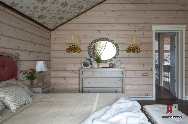 Фото интерьера спальни деревянного дома в стиле неоклассика