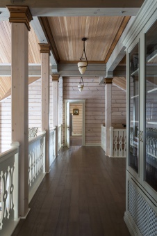 Фото интерьера коридора деревянного дома в стиле неоклассика