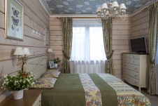 Фото интерьера гостевой деревянного дома в стиле неоклассика
