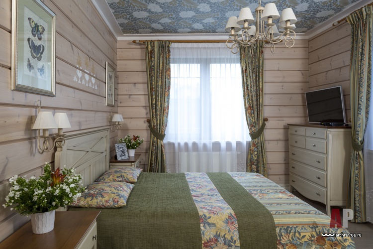 Фото интерьера гостевой деревянного дома в стиле неоклассика