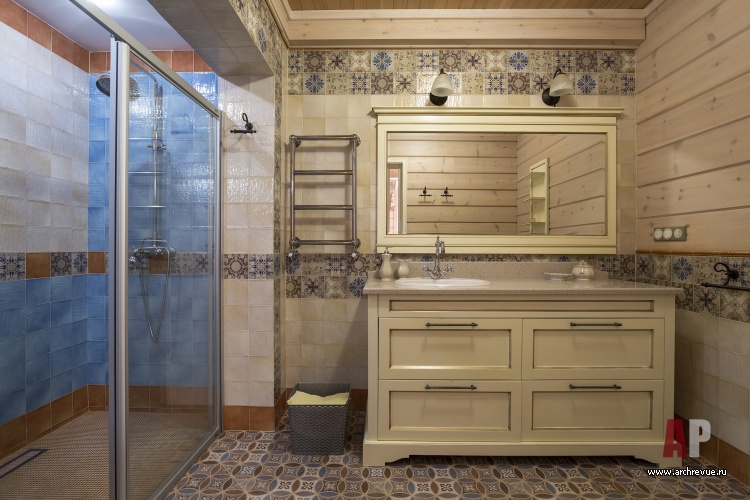 Фото интерьера гостевого санузла деревянного дома в стиле неоклассика