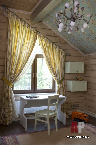 Фото интерьера детской деревянного дома в стиле неоклассика