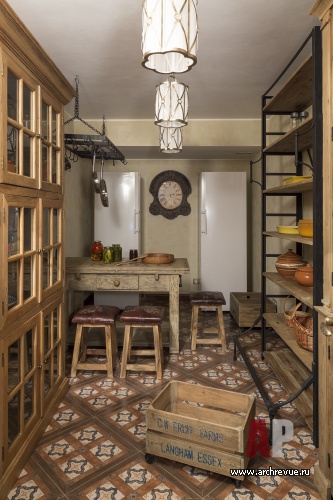 Фото интерьера винотеки деревянного дома в стиле неоклассика