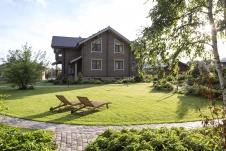 Фото фасада деревянного дома в стиле неоклассика