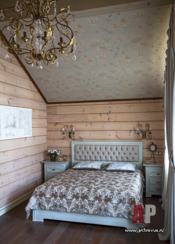Фото интерьера гостевой деревянного дома в стиле неоклассика