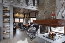 Фото интерьера каминной небольшого дома в стиле шале