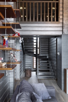 Фото интерьера лестницы небольшого дома в стиле шале