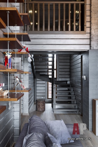 Фото интерьера лестницы небольшого дома в стиле шале