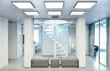 Фото интерьера входной зоны офиса в стиле минимализм