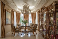 Фото интерьера гостиной дома в дворцовой классике