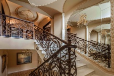 Фото интерьера лестницы дома в дворцовой классике Фото интерьера лестничного холла дома в дворцовой классике