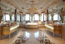 Фото интерьера санузла дома в дворцовой классике Фото интерьера ванной комнаты дома в дворцовой классике