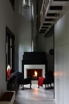 Фото интерьера каминной дома в стиле фьюжн