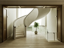 Фото интерьера входной зоны дома в стиле фьюжн Фото интерьера лестничного холла дома в стиле фьюжн