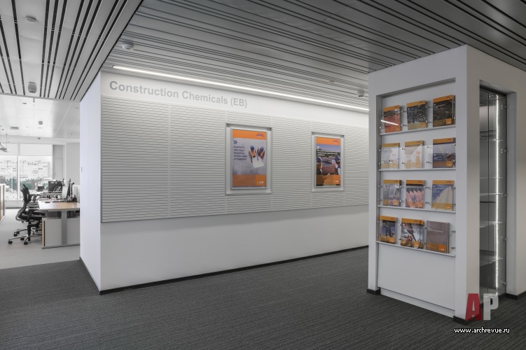 Фото интерьера входной зоны офиса в стиле минимализм