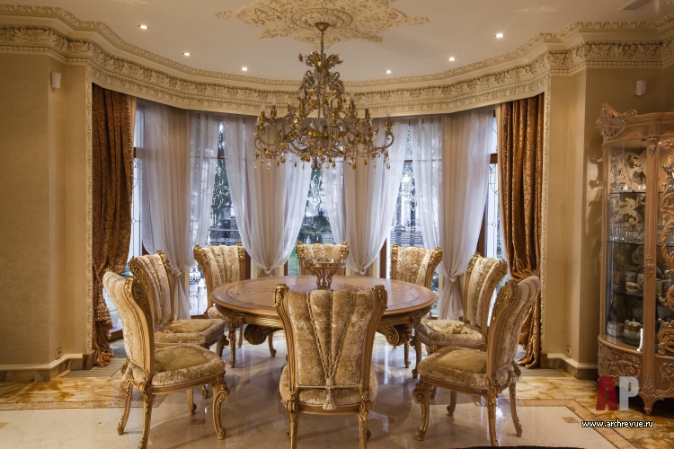 Фото интерьера столовой дома в классическом дворцовом стиле